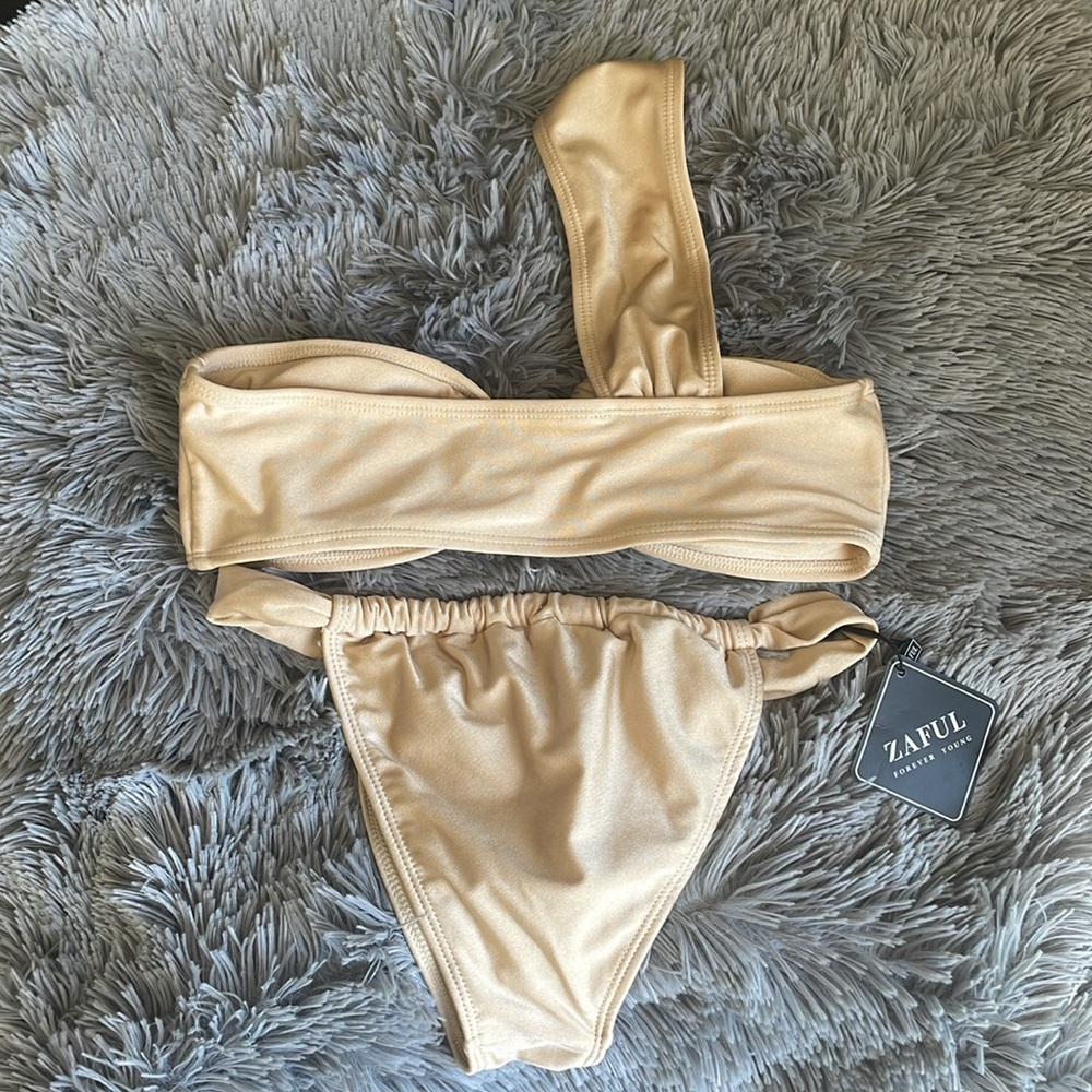 ZAFUL One-Shoulder Bandeau Ruched High-Cut Bikini - Picture 4 of 13